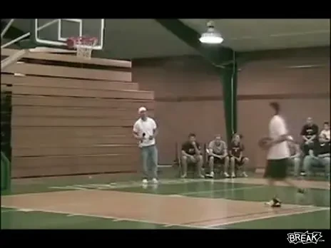 VIDEO NU E TRUCAJ!&nbsp;L-au coborat cu&nbsp;SCARA dupa ce a ramas agatat de panou!