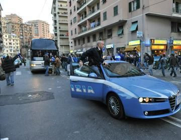 VIDEO Fanii italieni i-au atacat cu fumigene pe politisti!_2