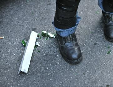 VIDEO Fanii italieni i-au atacat cu fumigene pe politisti!_3