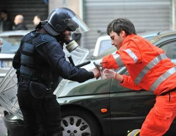 VIDEO Fanii italieni i-au atacat cu fumigene pe politisti!_4