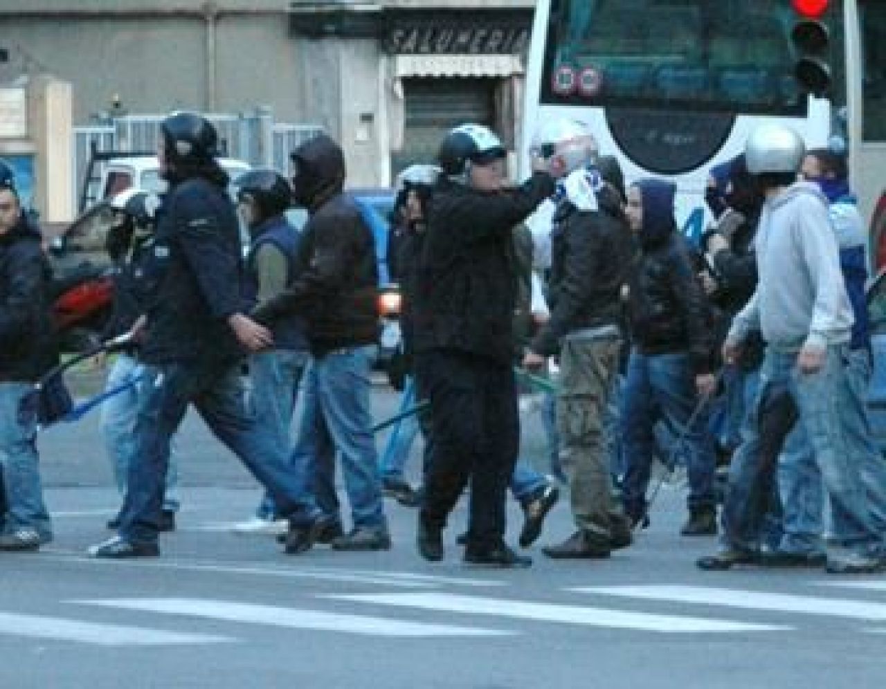 VIDEO Fanii italieni i-au atacat cu fumigene pe politisti!_9