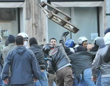 VIDEO Fanii italieni i-au atacat cu fumigene pe politisti!_11