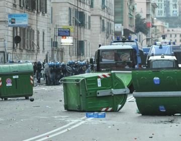 VIDEO Fanii italieni i-au atacat cu fumigene pe politisti!_12