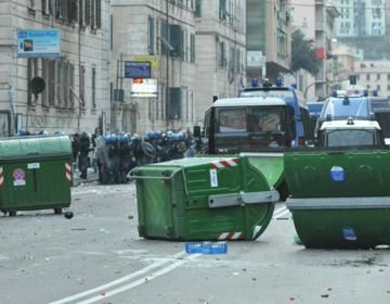 VIDEO Fanii italieni i-au atacat cu fumigene pe politisti!_12