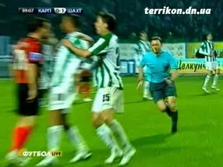 Rat a vazut ROSU in Ucraina! E acuzat ca a lovit un adversar cu CAPUL in fata! VIDEO!