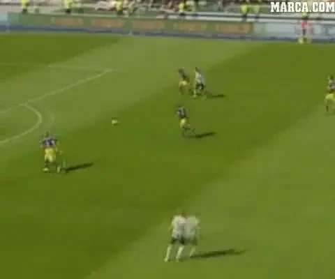 INCREDIBIL: I-a rupt piciorul in doua si a primit doar cartonas galben!