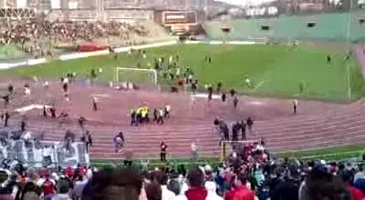 Razboi&nbsp;la Sarajevo: 15 raniti, dupa ce suporterii au invadat terenul la un meci de fotbal!