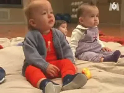 La ce sunt buni barbatii :) Incredibil, pariaza pe bebelusi! VIDEO