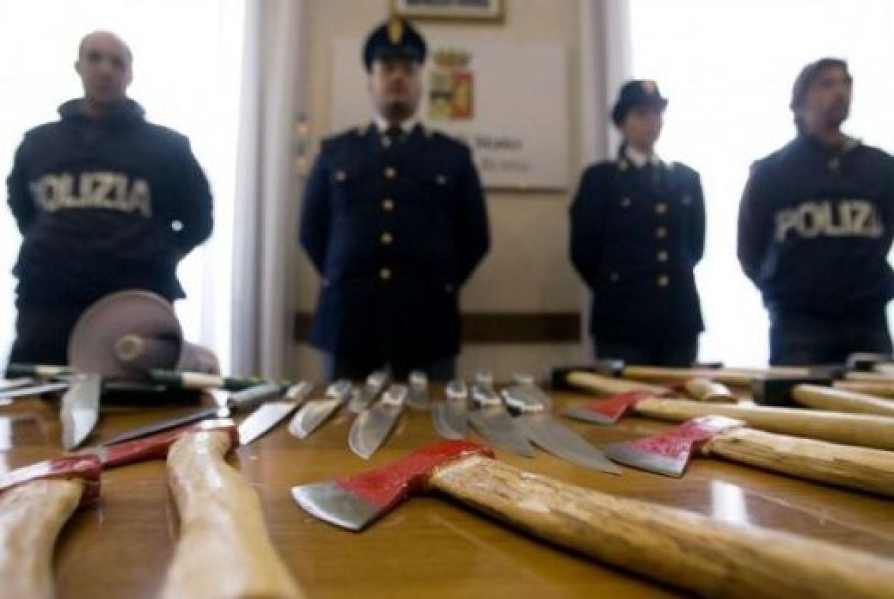 Ultrasii italieni s-au crezut in filme: bombe, topoare, cutite! Vezi ce arsenal si-au pregatit pentru derby!_2
