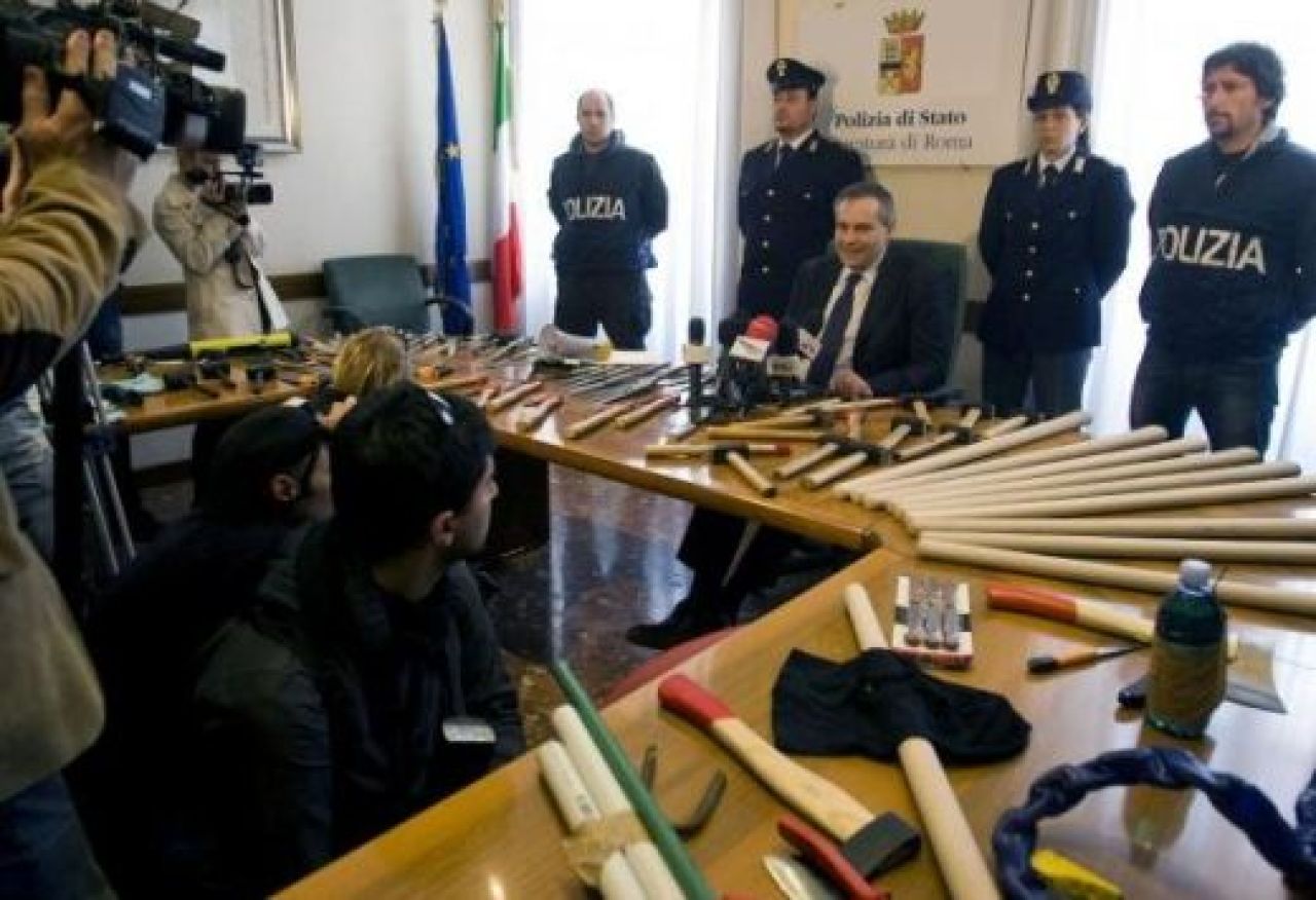 Ultrasii italieni s-au crezut in filme: bombe, topoare, cutite! Vezi ce arsenal si-au pregatit pentru derby!_3