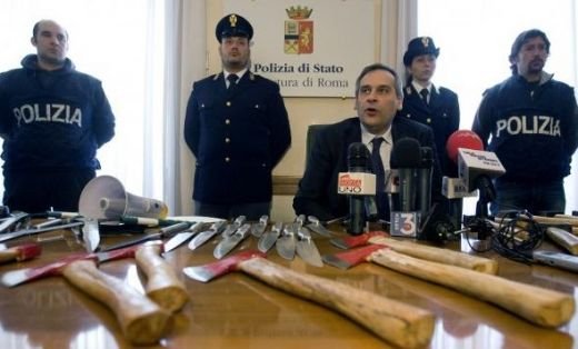 Ultrasii italieni s-au crezut in filme: bombe, topoare, cutite! Vezi ce arsenal si-au pregatit pentru derby!_6