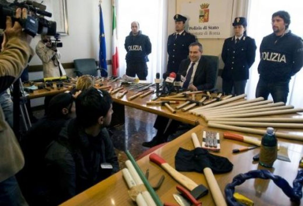 Ultrasii italieni s-au crezut in filme: bombe, topoare, cutite! Vezi ce arsenal si-au pregatit pentru derby!_8