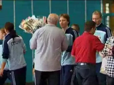 VIDEO! Oltchim era s-o piarda pe Paula Radulescu la Zalau! A fost luata pe brate dupa ce a primit o minge in fata