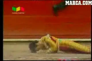 IMAGINI SOCANTE! Un taur si-a infipt coarnele in toreador! I-a lasat o rana de 15 cm in picior!