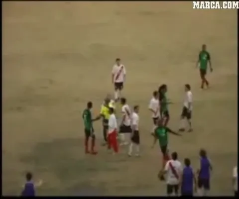 HAOS la un meci de fotbal: Batai, pietre si focuri de arma pe stadion! VIDEO