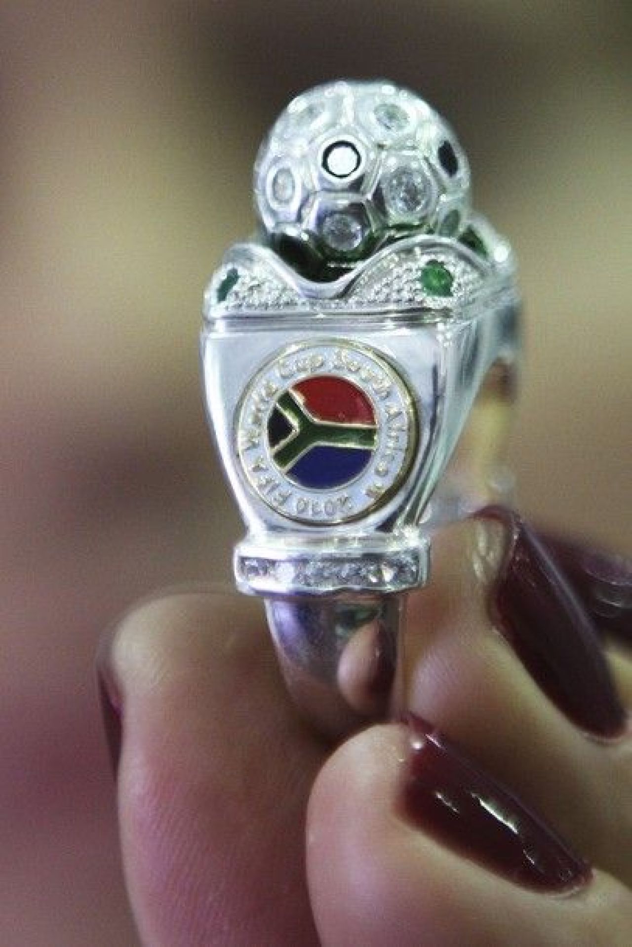 FOTO! Inel de 250.000 de euro! Vezi ce premiu va primi cel mai bun jucator de la Cupa Mondiala!_2