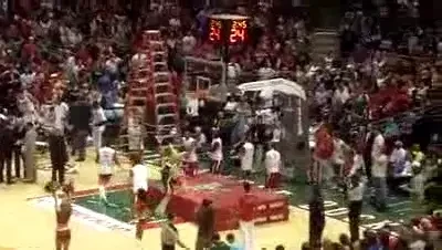 Sare de la 5 metri in backflip! Cea mai tare mascota vazuta vreodata!&nbsp;VIDEO: