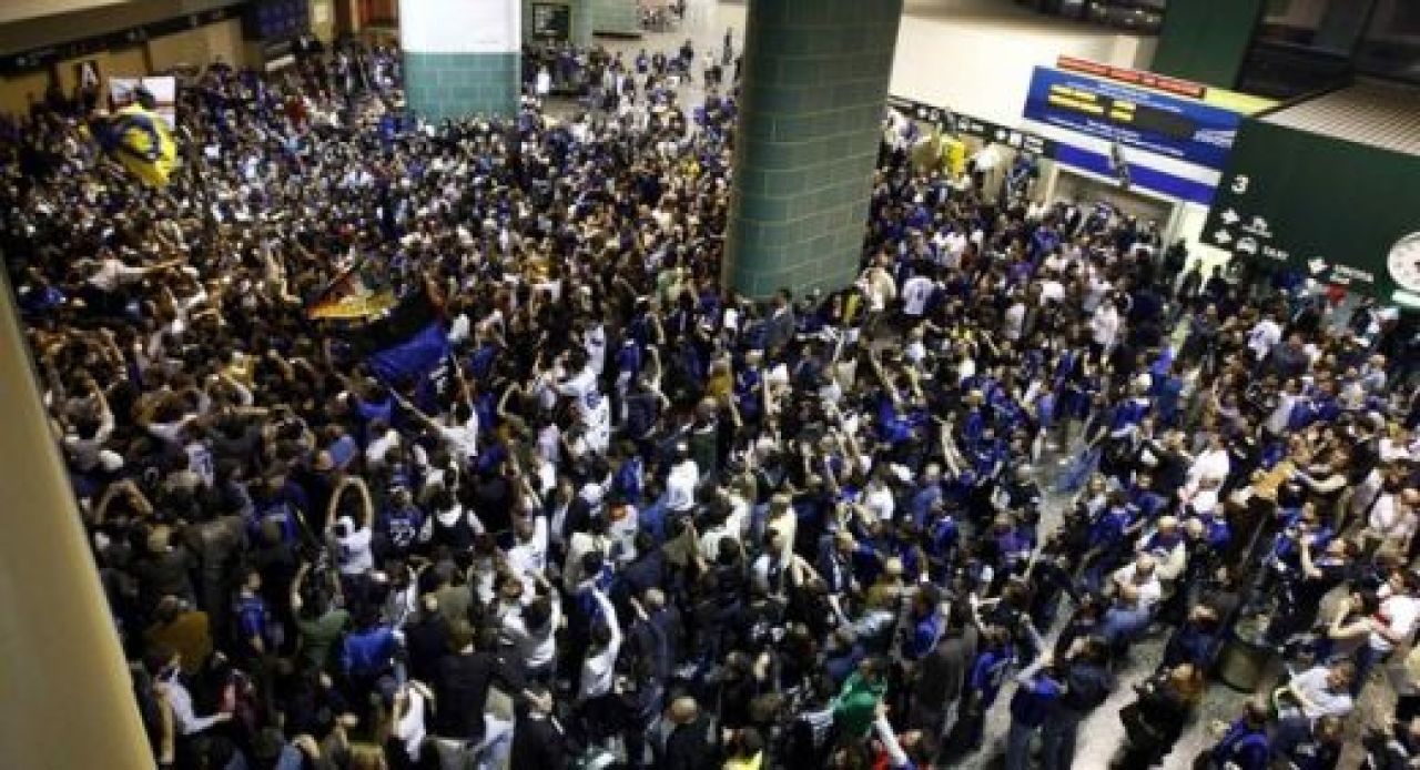 Chivu si Mourinho, eroi nationali in Italia! Vezi cum au fost primiti de 5000 de suporteri la aeroport!_4
