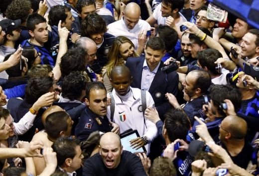 Chivu si Mourinho, eroi nationali in Italia! Vezi cum au fost primiti de 5000 de suporteri la aeroport!_6