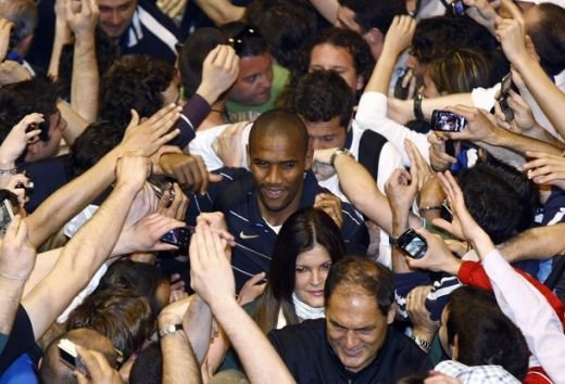 Chivu si Mourinho, eroi nationali in Italia! Vezi cum au fost primiti de 5000 de suporteri la aeroport!_9