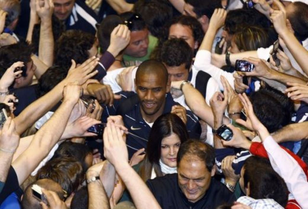 Chivu si Mourinho, eroi nationali in Italia! Vezi cum au fost primiti de 5000 de suporteri la aeroport!_9