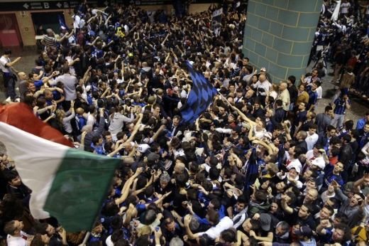 Chivu si Mourinho, eroi nationali in Italia! Vezi cum au fost primiti de 5000 de suporteri la aeroport!_10