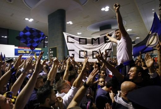 Chivu si Mourinho, eroi nationali in Italia! Vezi cum au fost primiti de 5000 de suporteri la aeroport!_11