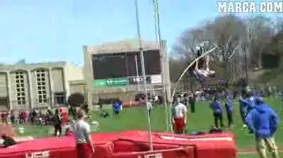 VIDEO-SOC! Un atlet a ramas cu prajina infipta in SPATE!