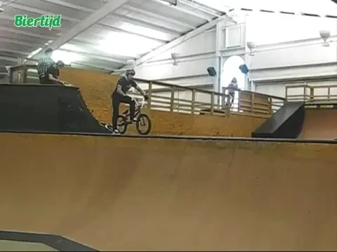 VIDEO! EXTREM... de periculos! Cea mai tare schema facuta cu BMX-ul