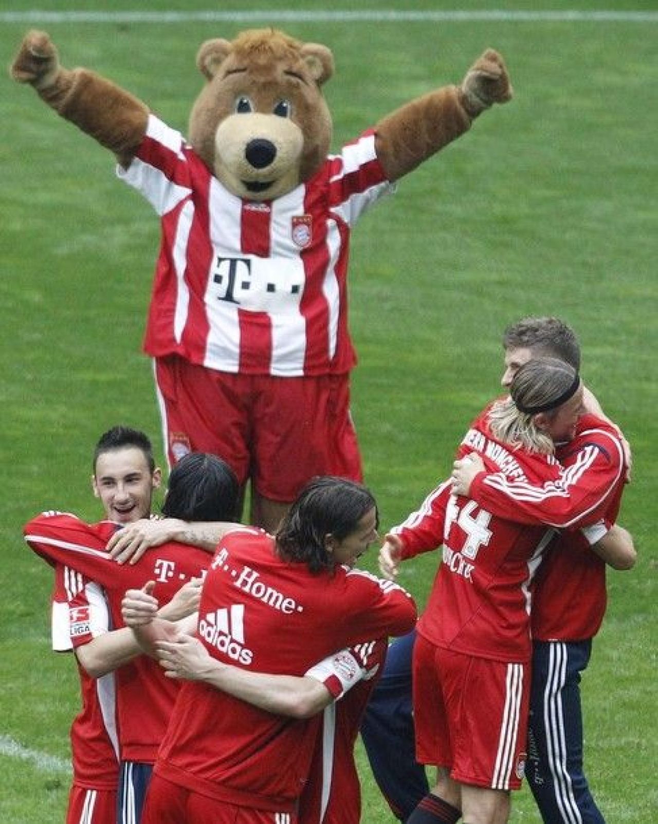 VIDEO Bayern, CAMPIOANA in Bundesliga! Vezi hattrick-ul lui Muller si bucuria de la final!_11