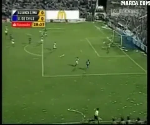 VIDEO Incredibil! Hartia igienica aruncata de fani a oprit un gol ca si facut!