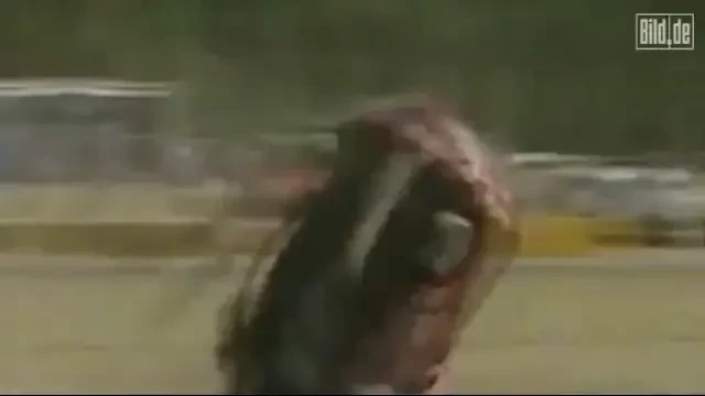 VIDEO! Accident HORROR la curse! O masina s-a facut PRAF peste spectatori!