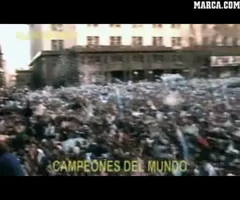 Argentina a luat deja Mondialul? VIDEO: Cum petrec Tevez, Mascherano si Kun in strada cu mii de fani!