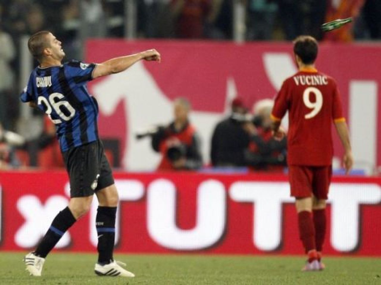 Toni il ATACA DUR pe Chivu: