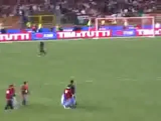 SUPER VIDEO! Chivu, asa cum nu l-ai mai vazut niciodata: Vezi le-a aratat degetul fanilor Romei!