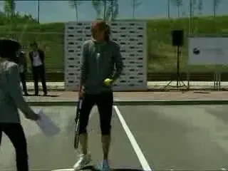 VIDEO Ah, ce buna e! Mingea Sharapovei mai rapida decat o motocicleta: 173 km/h!