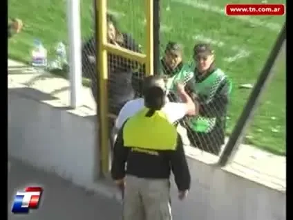 VIDEO SCENE&nbsp;DE&nbsp;SERIAL KILLER&nbsp;in Argentina! Un&nbsp;nebun a&nbsp;inceput sa&nbsp;traga cu pistolul&nbsp;in timpul meciului!