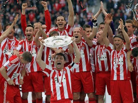 Luis Van Gaal, inecat in valuri de bere de jucatori! Cum a sarbatorit Bayern Munchen castigarea titlului! FOTO_11