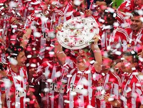 Luis Van Gaal, inecat in valuri de bere de jucatori! Cum a sarbatorit Bayern Munchen castigarea titlului! FOTO_13