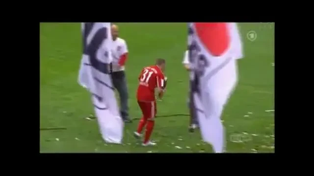 Luis Van Gaal, inecat in valuri de bere de jucatori! Cum a sarbatorit Bayern Munchen castigarea titlului! FOTO