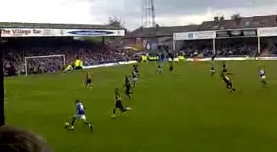 VIDEO / Cel mai TARE suporter! A invadat terenul... in scaun cu rotile!