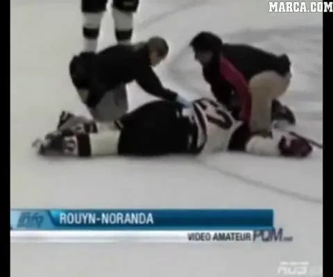 VIDEO / Lovitura care l-ar putea baga la PUSCARIE pe un jucator de hochei!