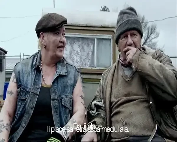 Imaginea anului: Wayne Rooney, gras si falit mancand fasole intr-o rulota!