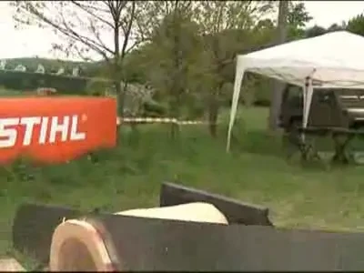 Campionii de la Stihl Timbersports ii invata pe jucatorii de la CFR sa taie lemne!