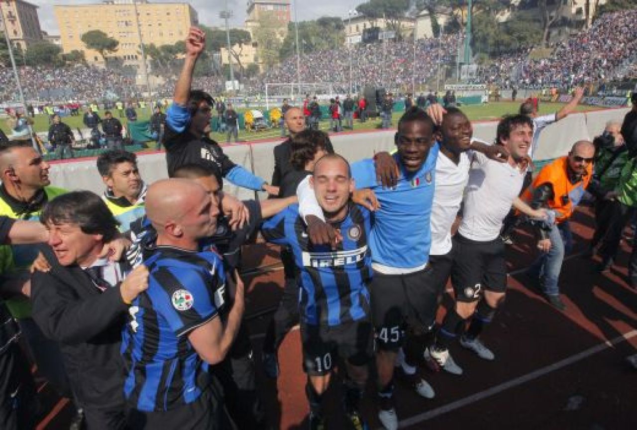 SUPER VIDEO Chivu a ridicat trofeul! Vezi premierea lui Inter!_2
