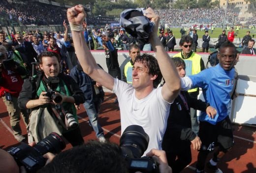 SUPER VIDEO Chivu a ridicat trofeul! Vezi premierea lui Inter!_3