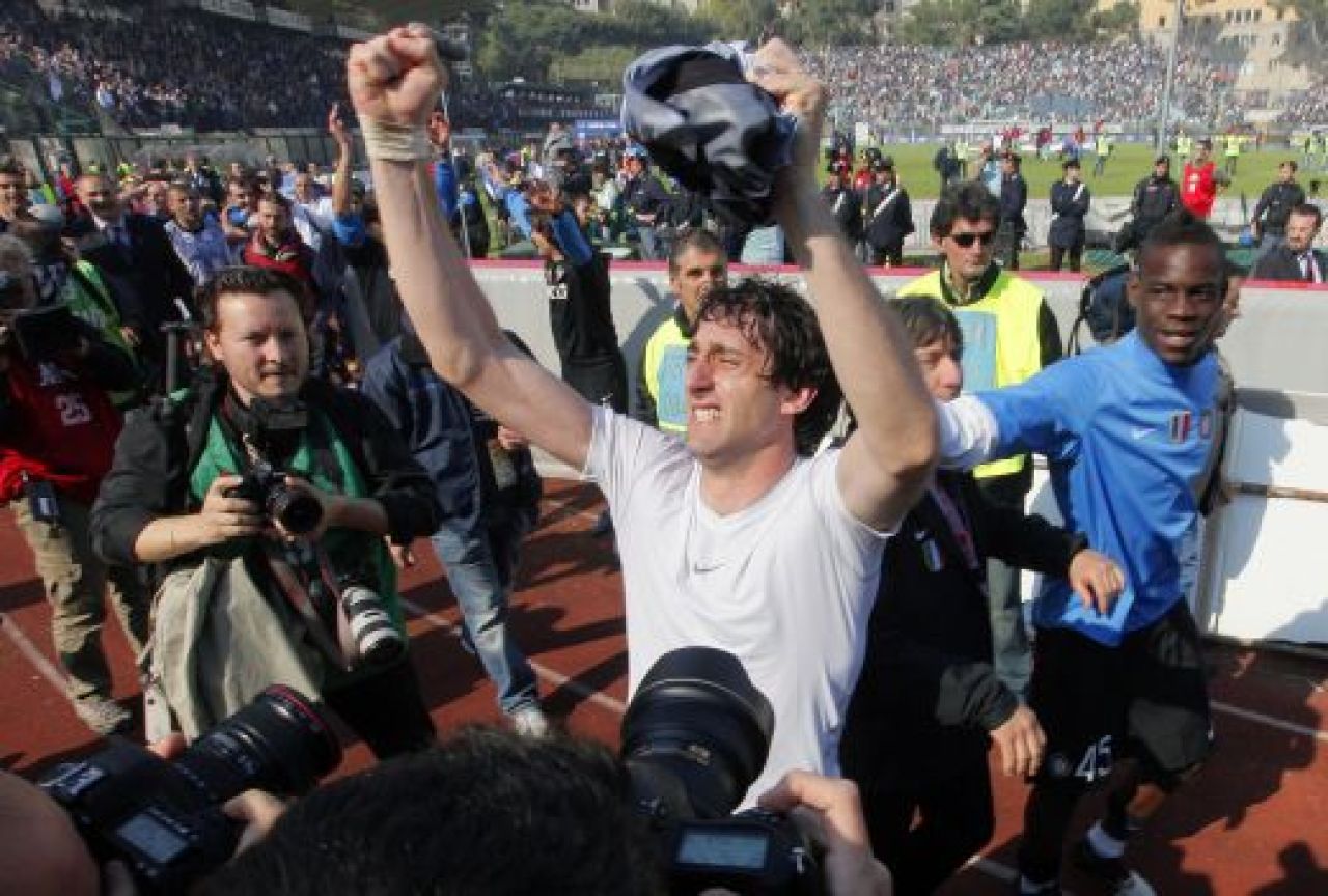 SUPER VIDEO Chivu a ridicat trofeul! Vezi premierea lui Inter!_3