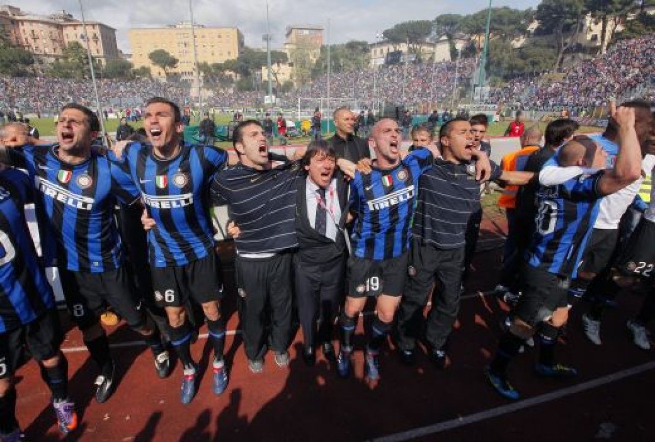 SUPER VIDEO Chivu a ridicat trofeul! Vezi premierea lui Inter!_6