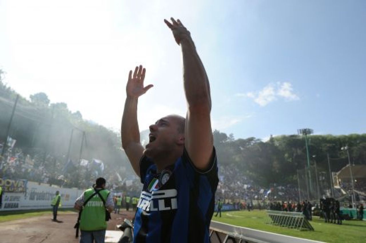 SUPER VIDEO Chivu a ridicat trofeul! Vezi premierea lui Inter!_8