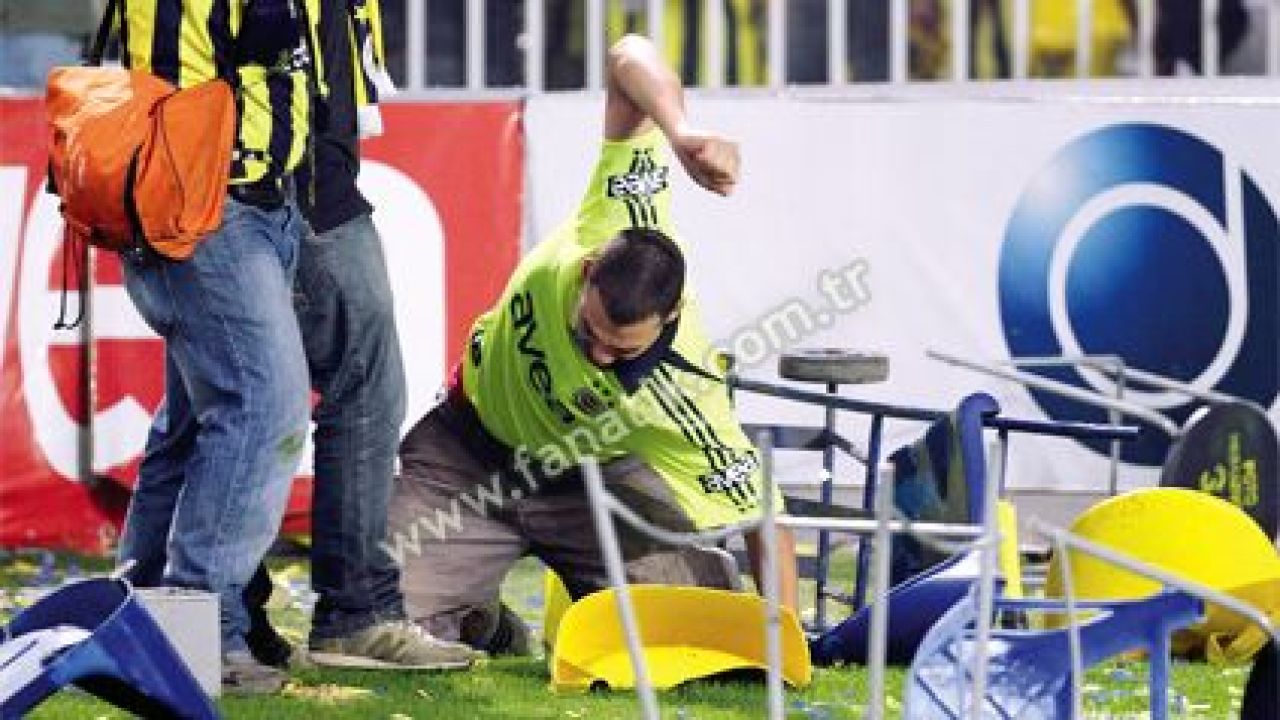 IMAGINI SOCANTE! Fanii lui Fener au dat foc la tribune dupa ce au pierdut titlul in fata lui Giani Kirita!_3